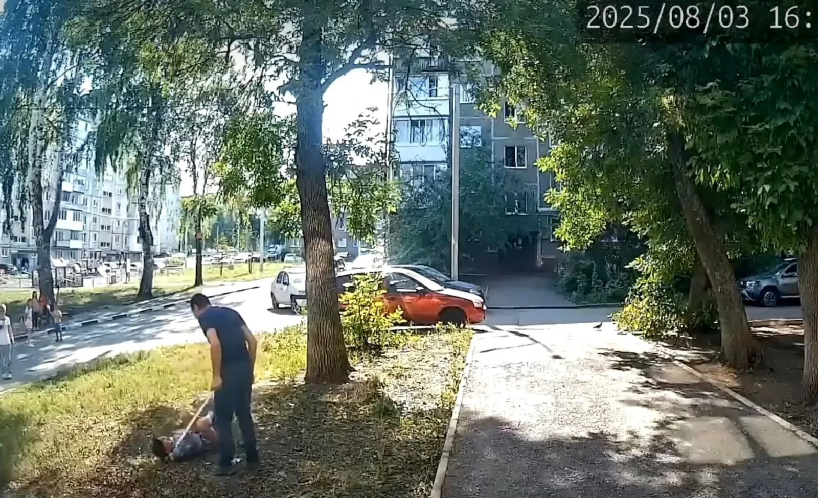 В Башкирии полиция ищет мужчину, избившего палкой ребенка