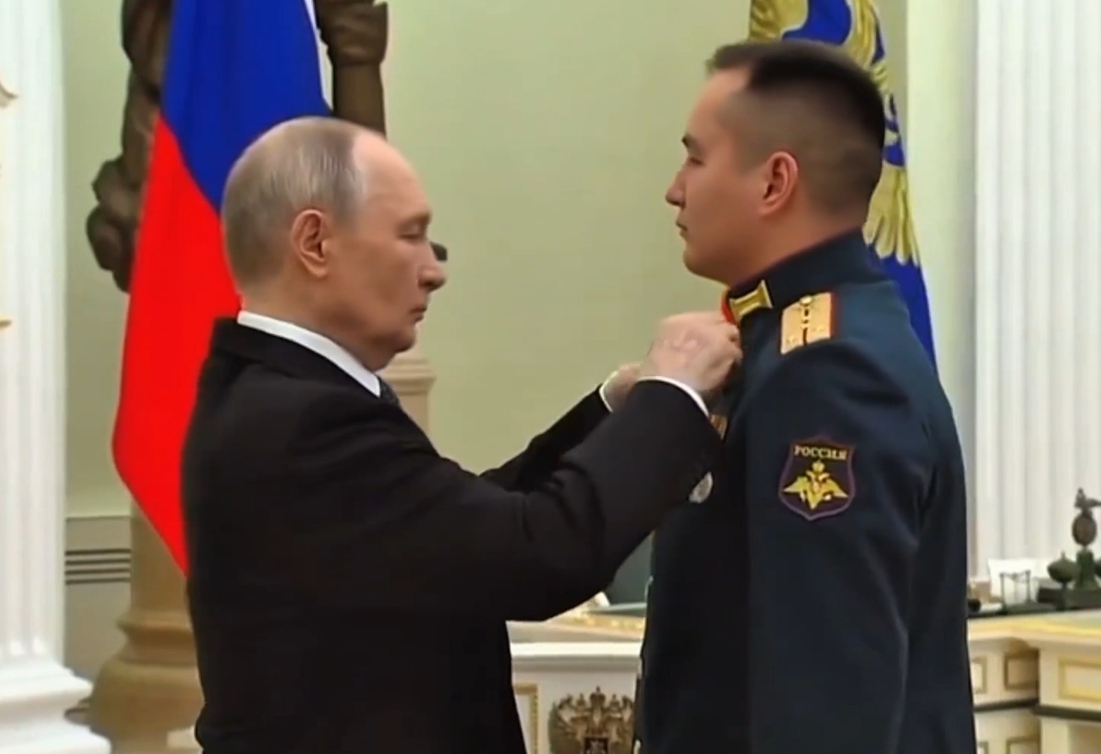 Владимир Путин вручил медаль Героя России уроженцу Башкирии