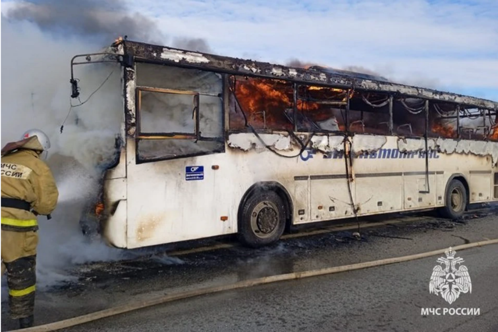 На трассе в Башкирии загорелся маршрутный автобус «Нефаз» с людьми в салоне