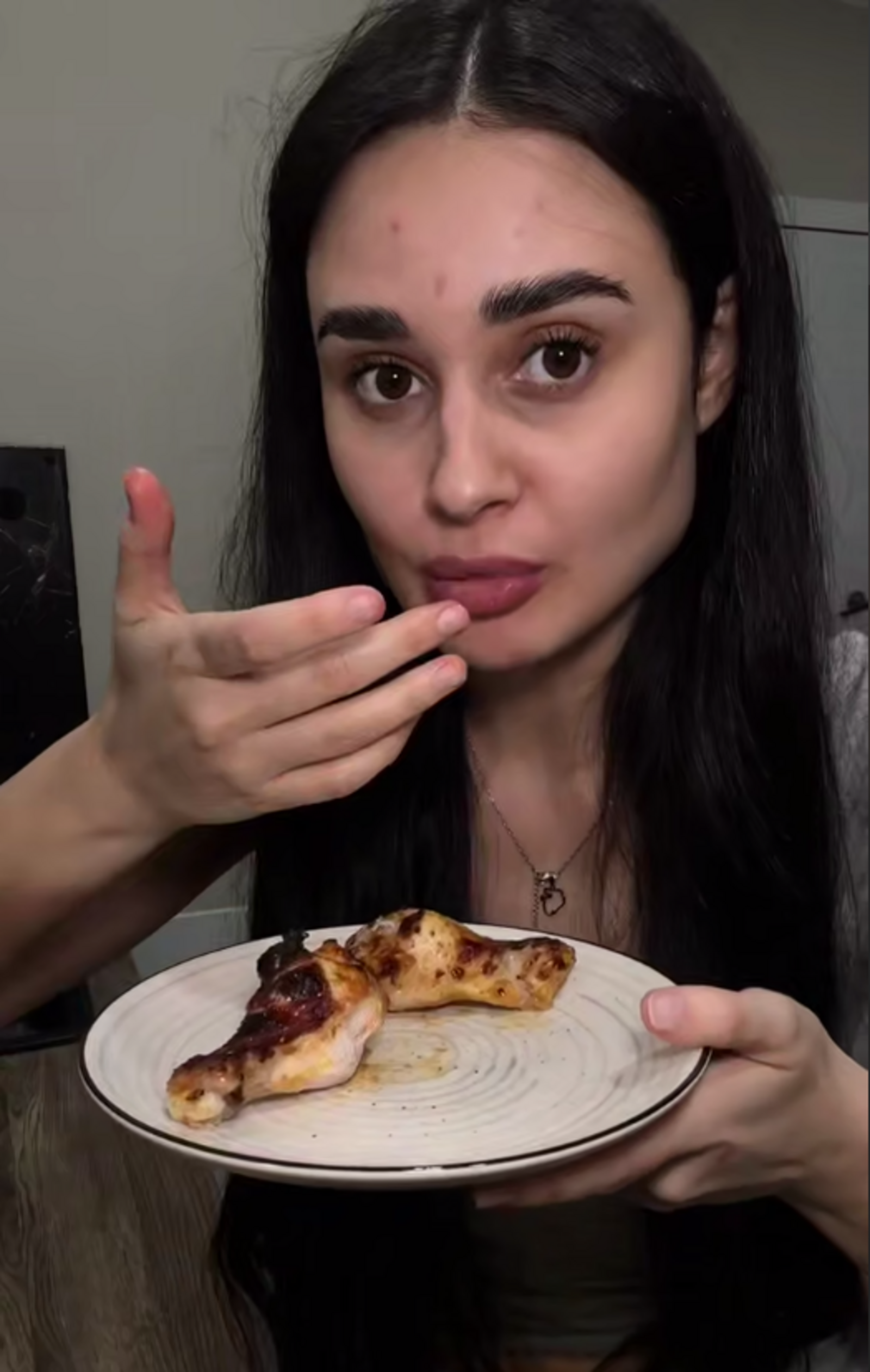 Известная башкирская певица сменила сцену на кухню и стала мукбангером