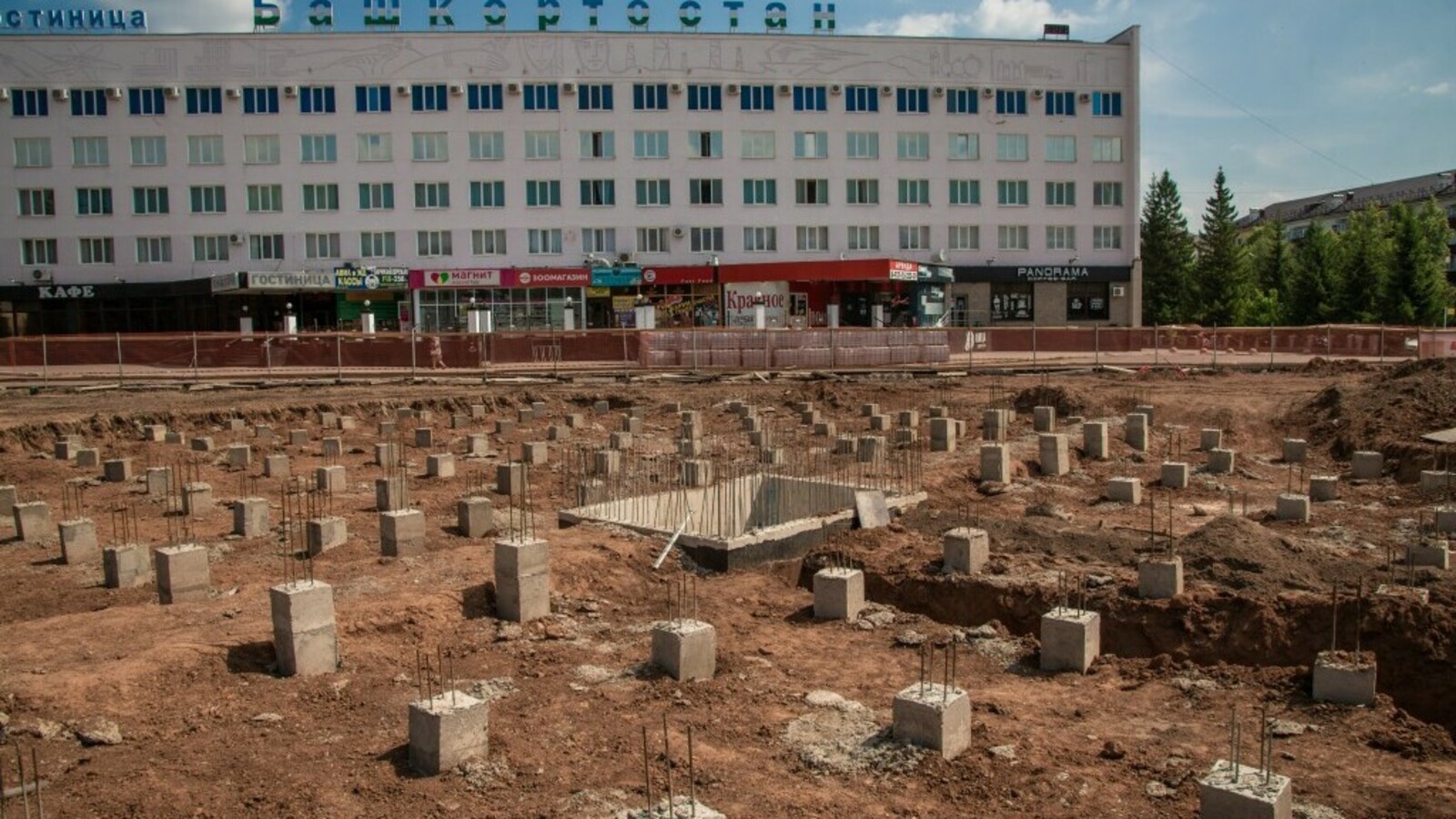 В Туймазах в центре города строят фонтан