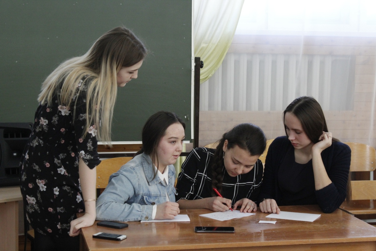 Владимир Путин поручил сократить количество контрольных работ в школах.
