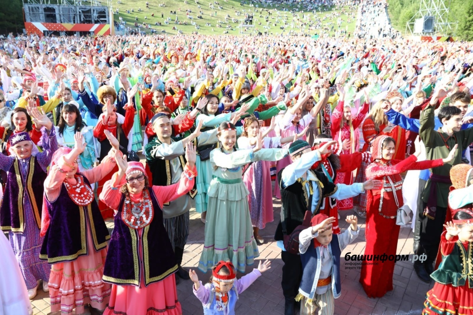 В Башкирии на фестивале «Славянский базар в Сердце Евразии» поставили новый рекорд по хороводу в национальных костюмах