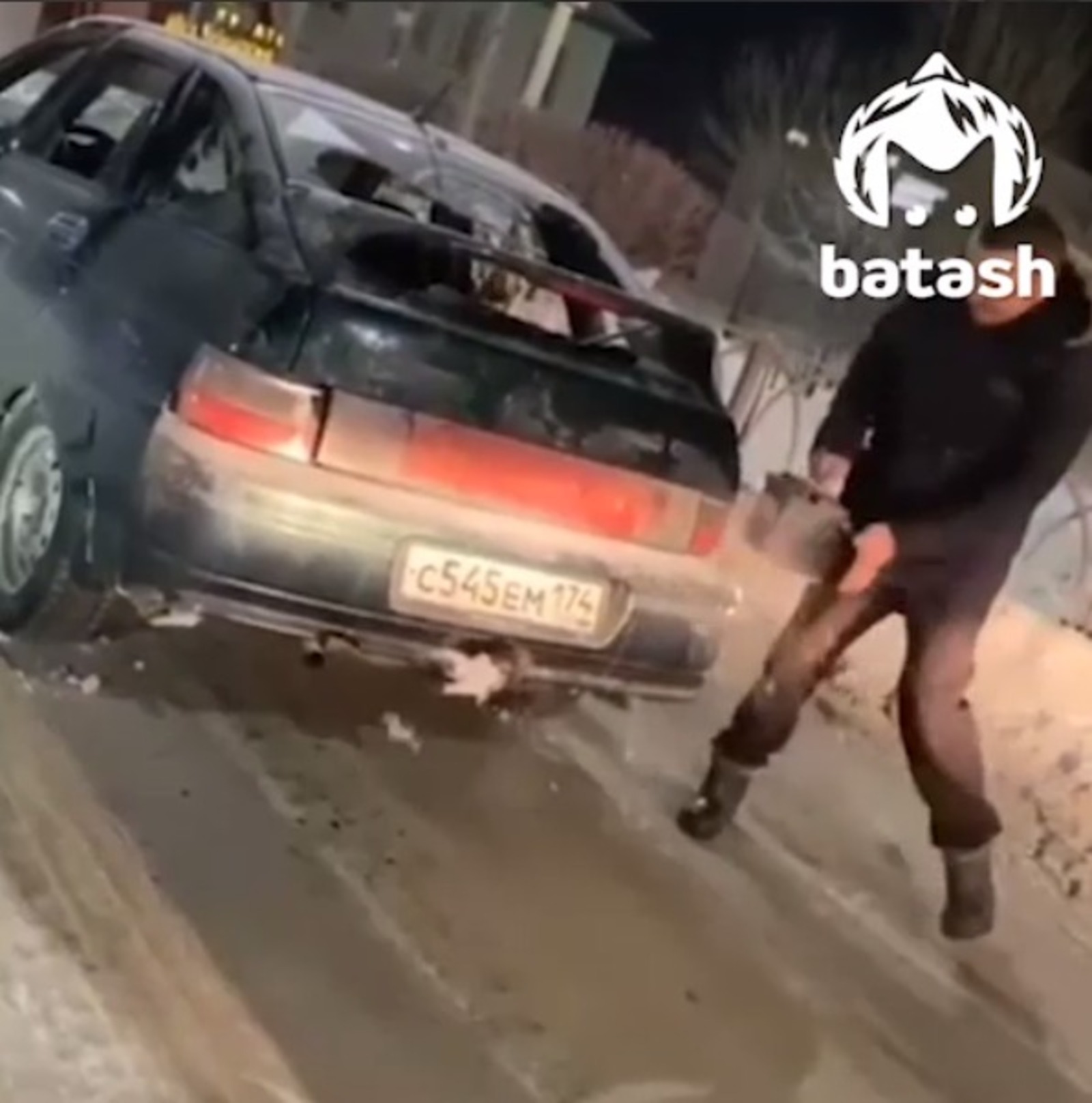 В Башкирии мужчина сжег свою машину на глазах у десятков людей