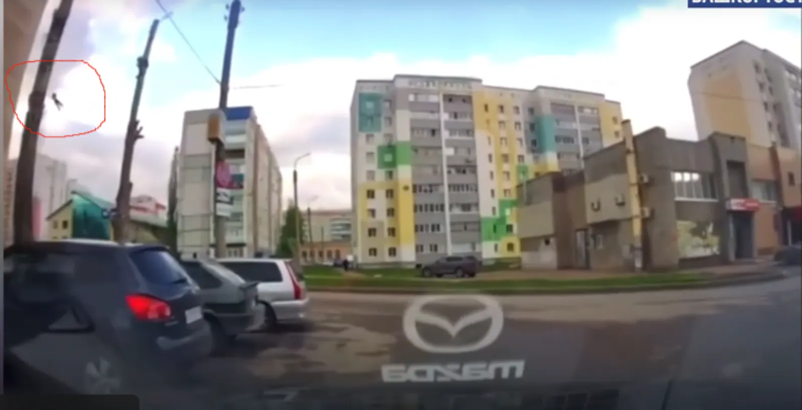 Момент падения школьницы с крыши дома в Башкортостане попал на видео