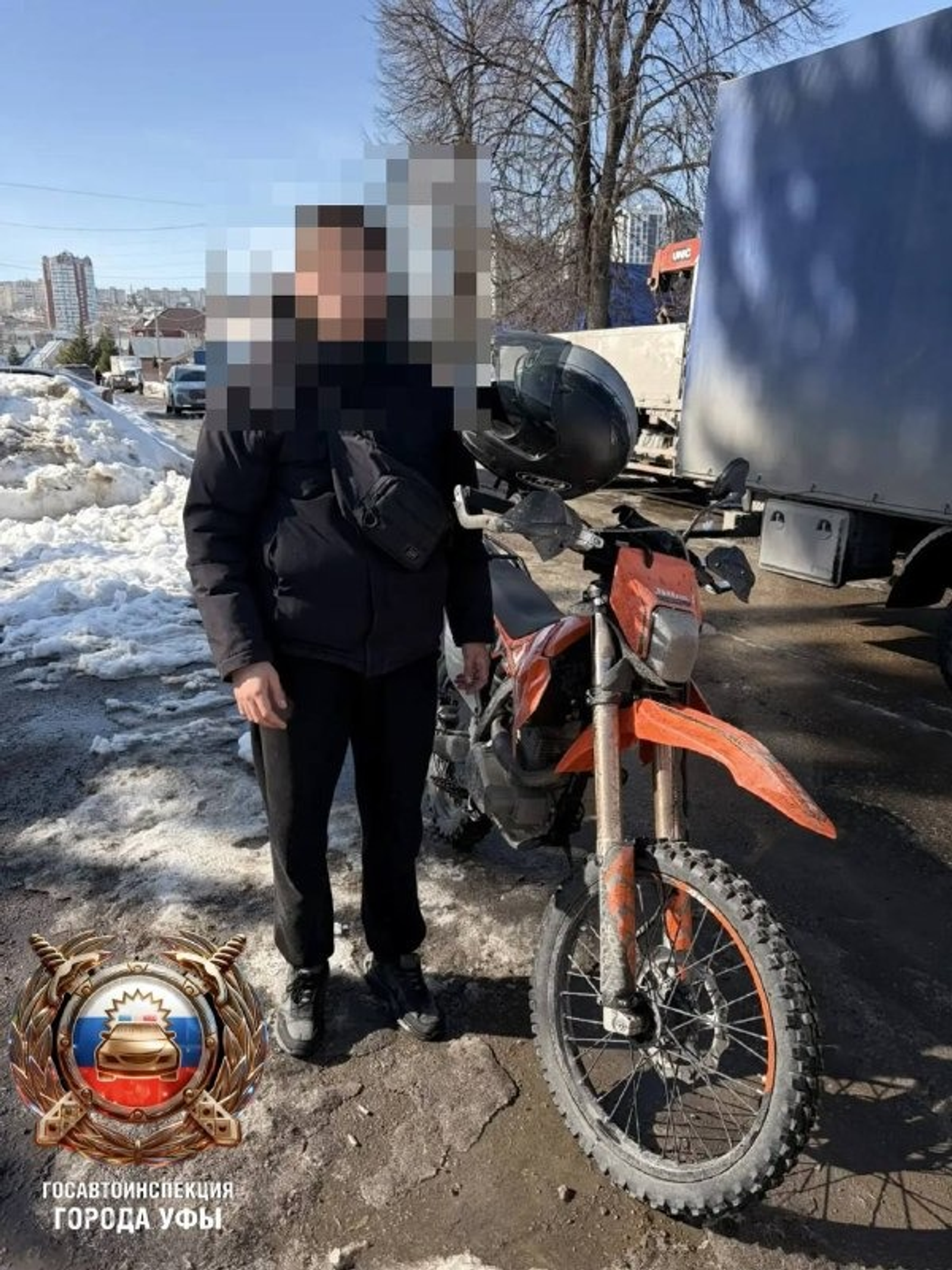 В Уфе «бесправный» юноша на эндуро-мотоцикле попался госавтоинспекторам