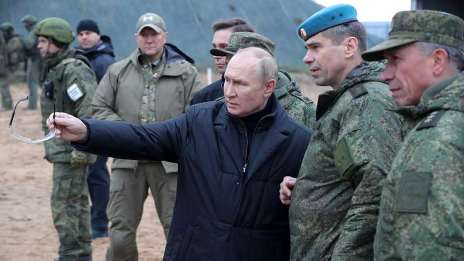 Путин сделал несколько выстрелов из снайперской винтовки на полигоне в Рязанской области