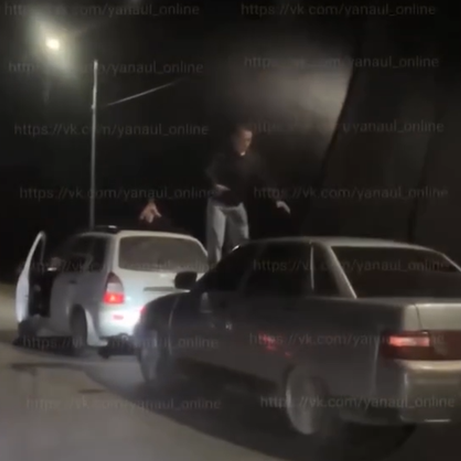 Жесть: парень прыгал с одного авто на другое во время движения (видео)