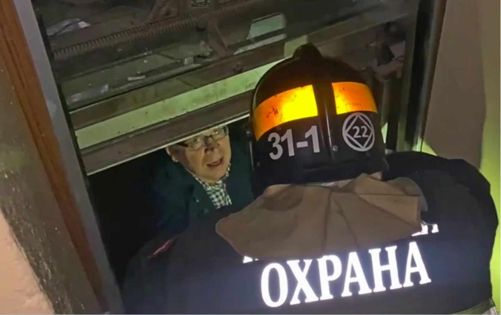 Появилось видео спасения пенсионеров из лифта в ходе пожара в Башкирии