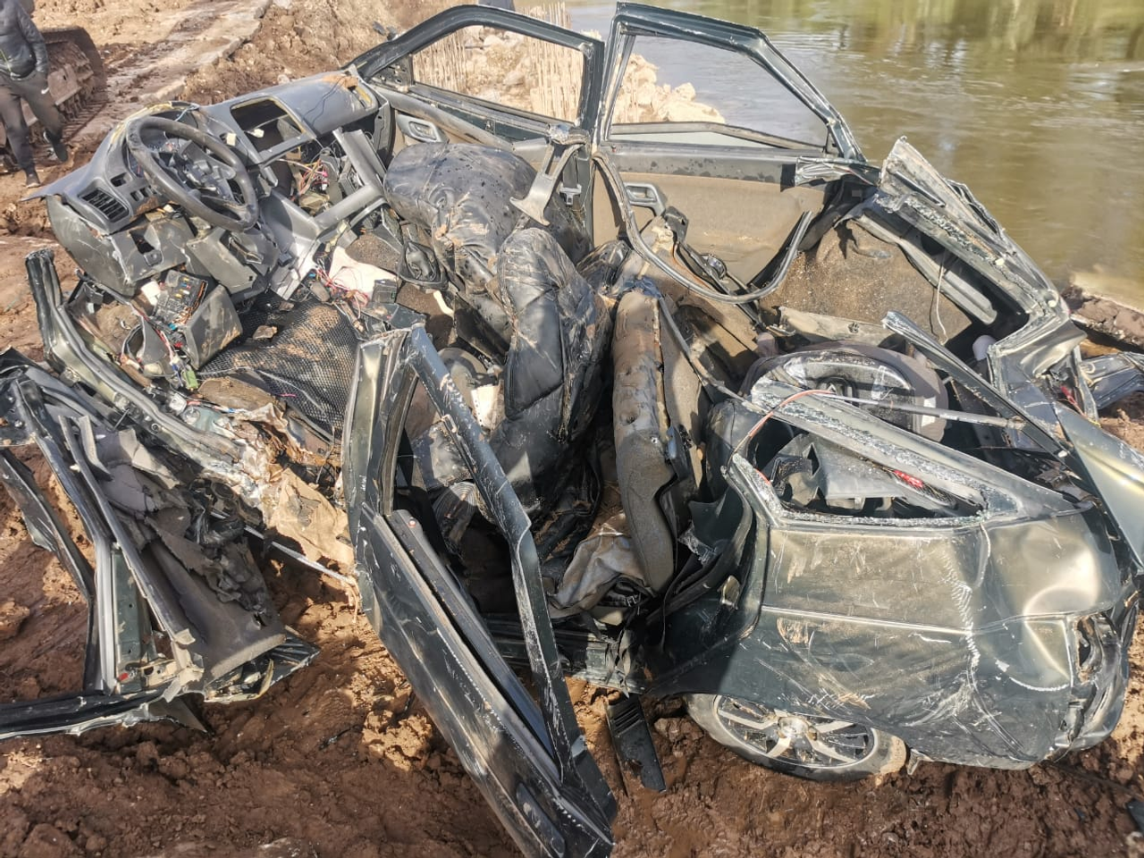 В Башкирии из реки вытащили машину, которая на днях упала в реку