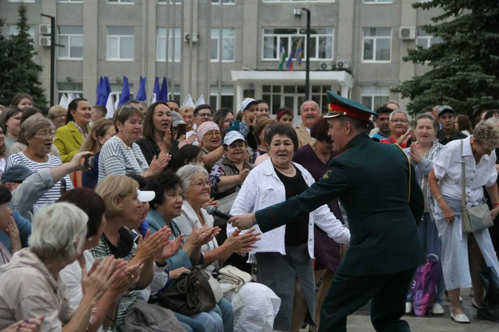 Художник Юрий Сивачев и Ансамбль песни и пляски ЦВО посетили Кумертау