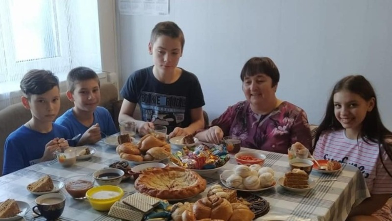 Хабиров поздравил с Днем матери и рассказал о семьях, удостоенных медали «Родительская доблесть»