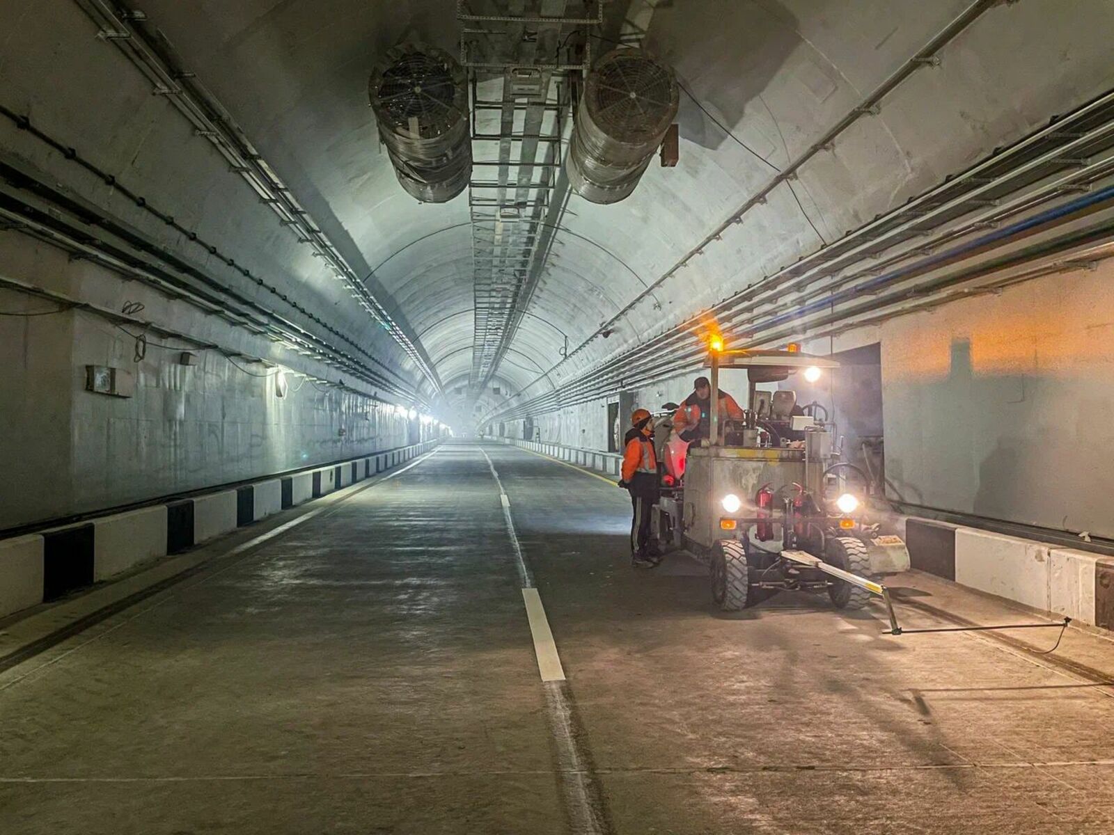 В северном тоннеле Восточного выезда в рамках нацпроекта «Безопасные качественные дороги» нанесли дорожную разметку
