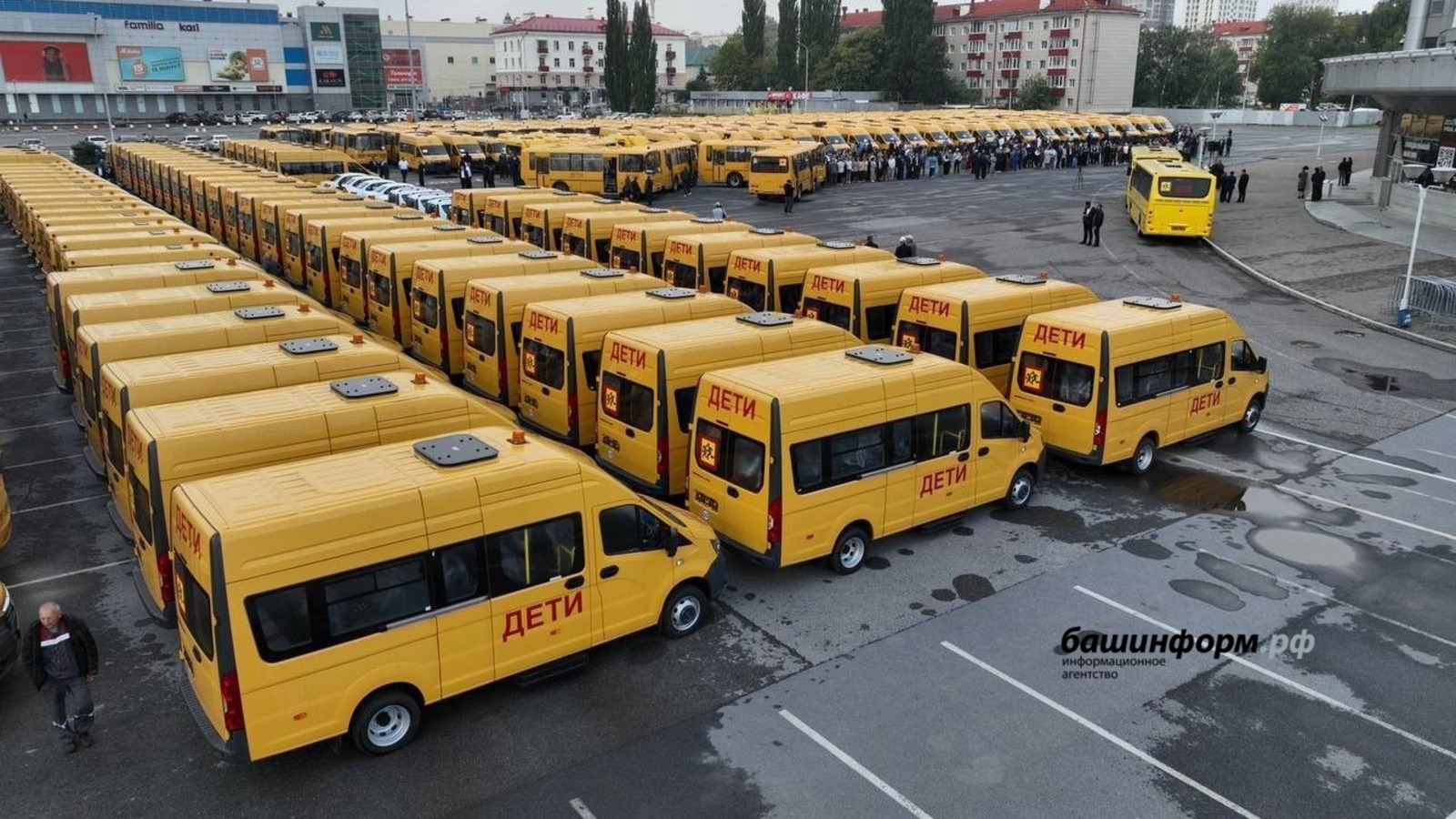 Глава Башкирии вручил 200 школам региона ключи от автобусов