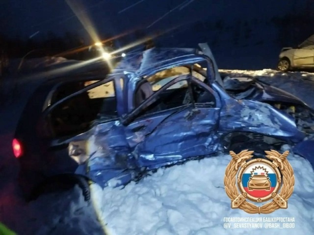 В Башкирии на трассе столкнулись автомобили с детьми, один погиб
