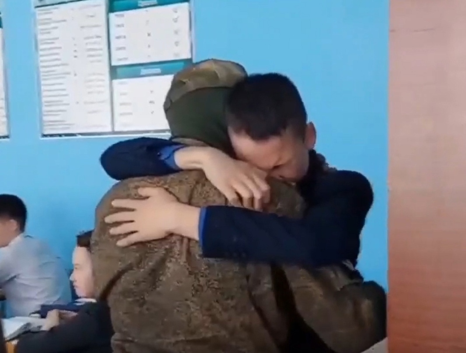 Вернувшийся на побывку боец из Башкирии устроил сюрприз своему сыну - видео