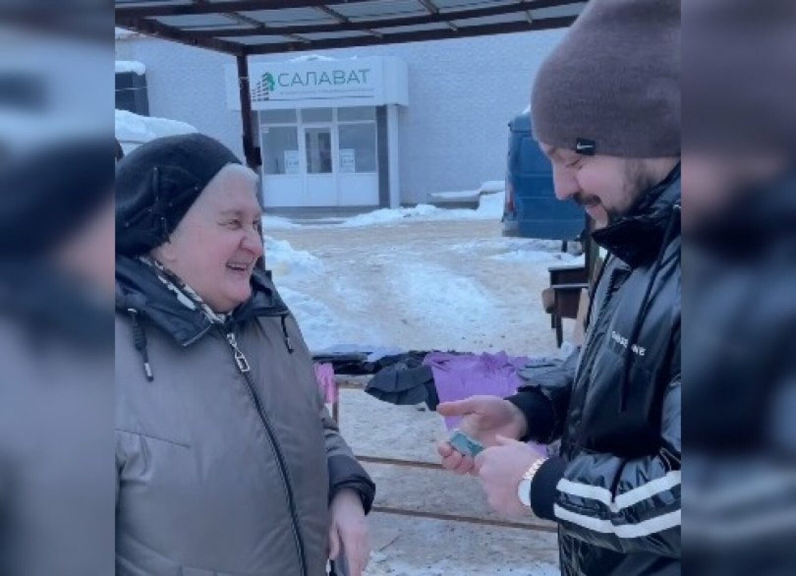 Житель Башкирии устроил благотворительную акцию для пенсионеров и раздавал им деньги