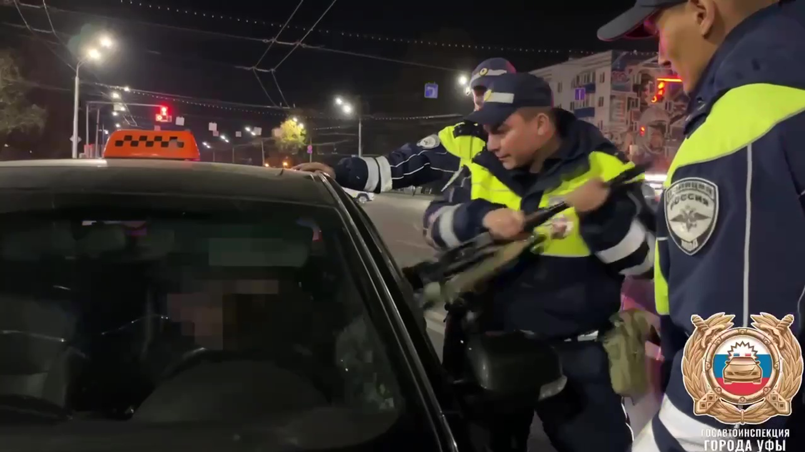 В Башкирии сотрудники ГИБДД разбили стекло, чтобы задержать водителя (видео)