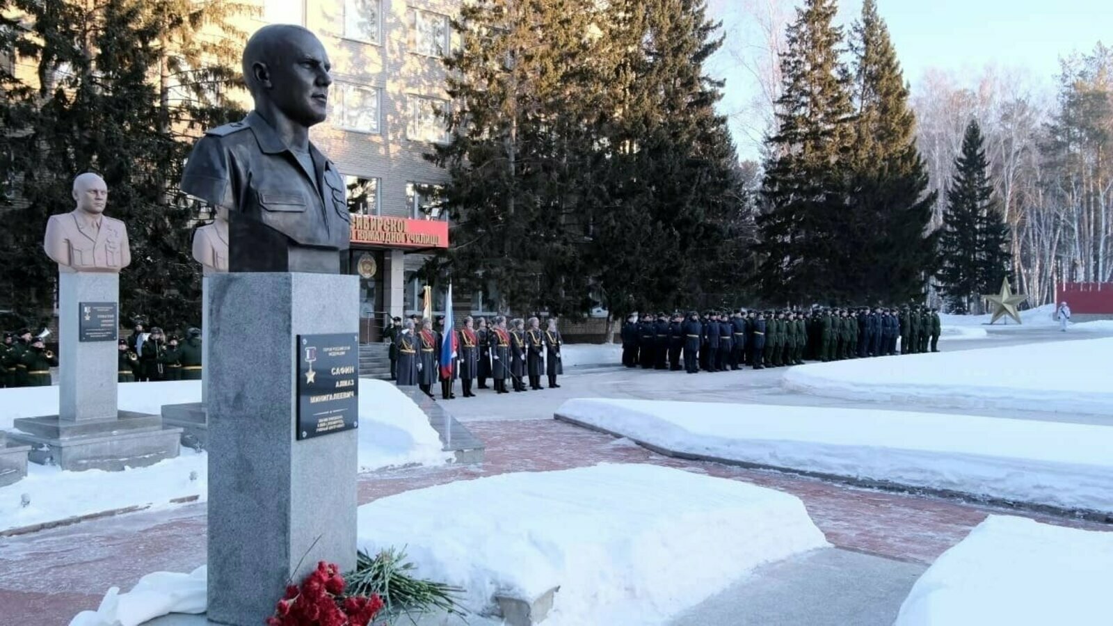 Бюст Героя России Алмаза Сафина из Башкирии установили в Новосибирском высшем военном училище