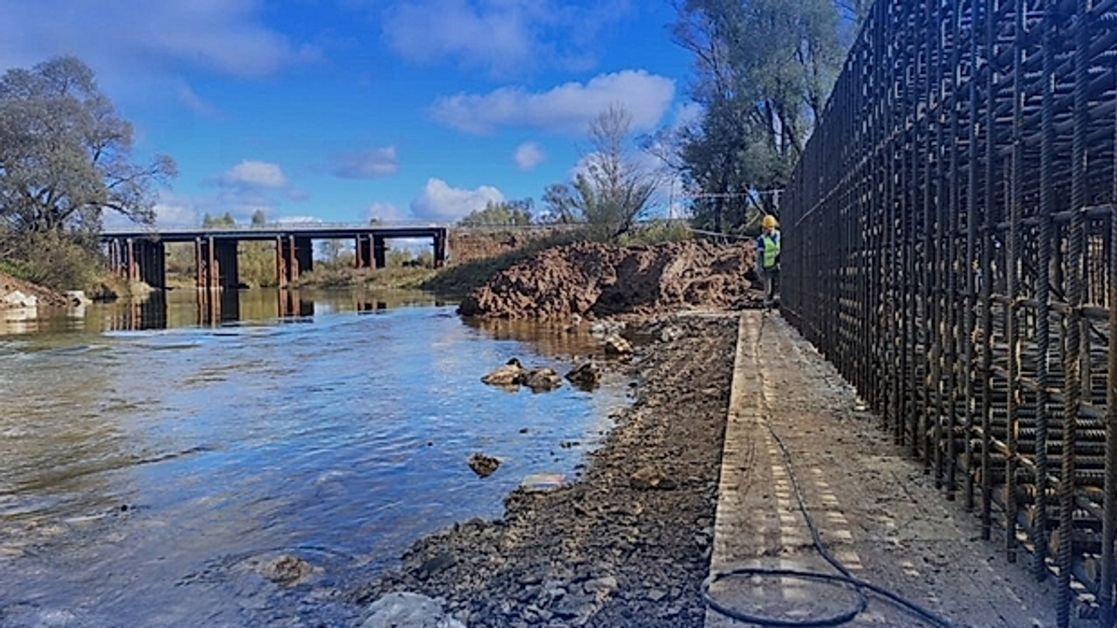 В Бураевском районе продолжается реконструкция моста через Быстрый Танып